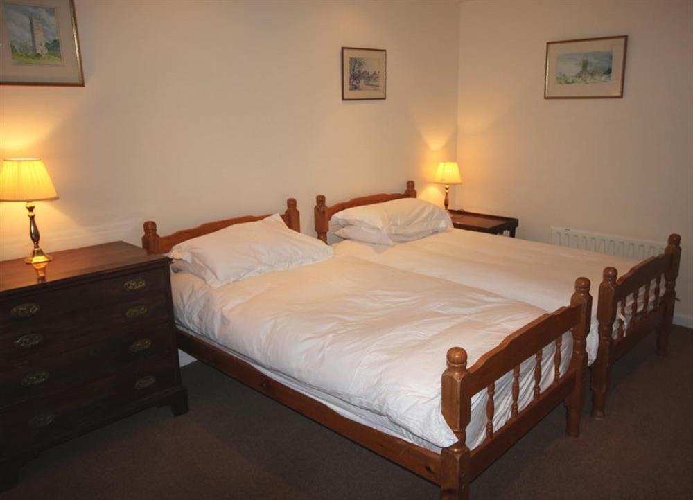 Ground floor twin bedroom with en suite at Long Cove in Porthcothan