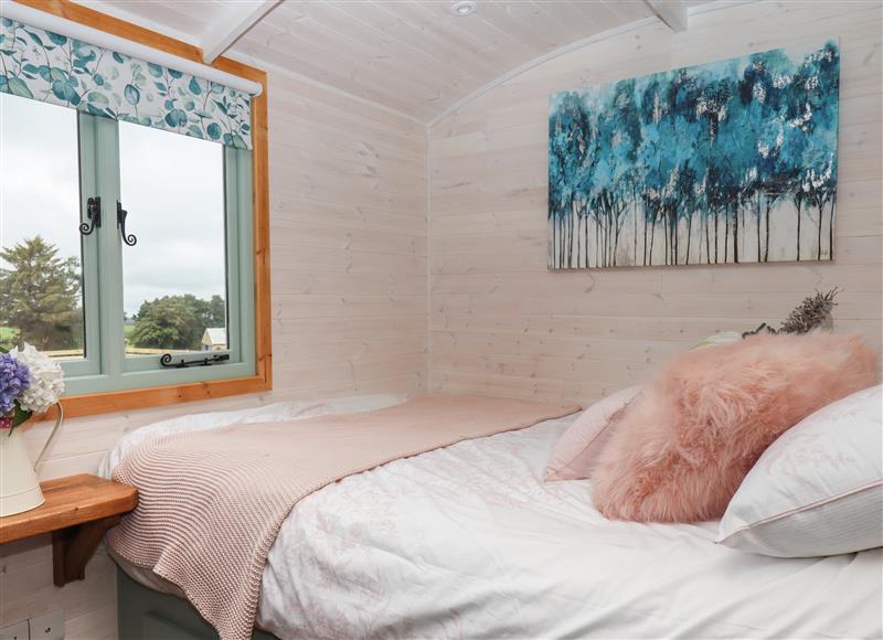 This is a bedroom at Lotties Hut, Okehampton