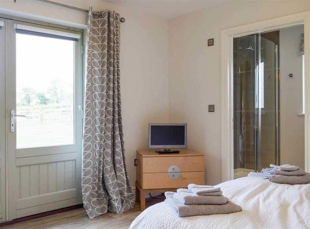 Relaxing en-suite double bedroom at Lovells Barn in Welland, near Malvern, Worcestershire