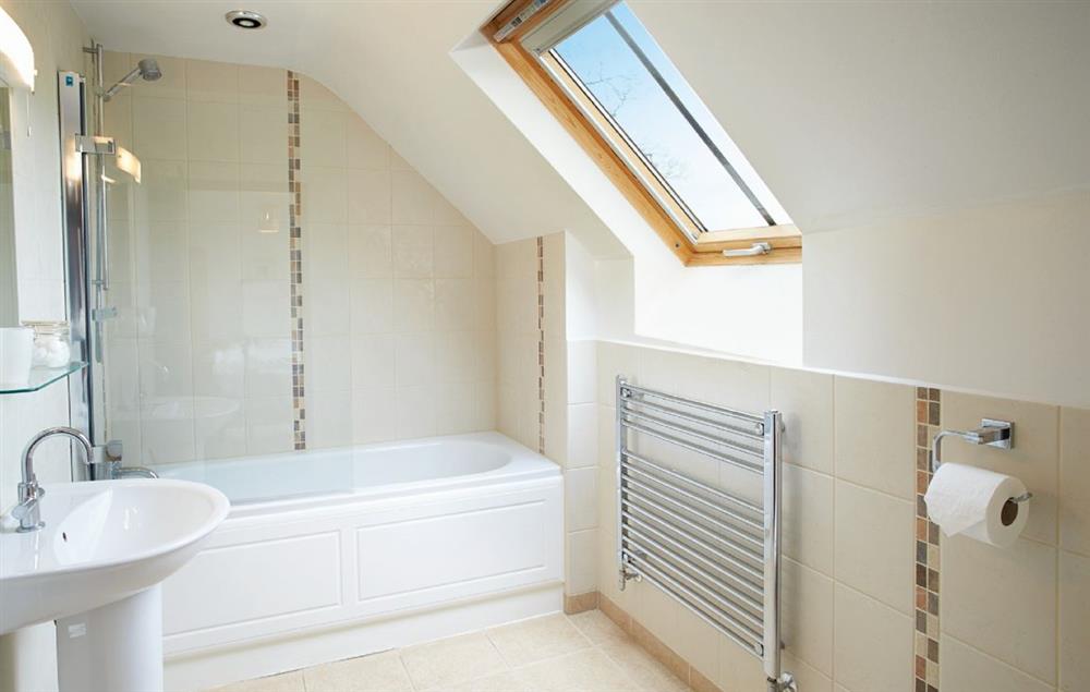 En-suite bathroom with shower over bath at Lower Curscombe Barn, Feniton