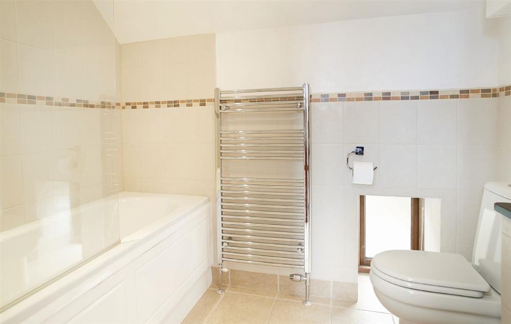 En-suite bathroom with shower over the bath at Lower Curscombe Barn, Feniton