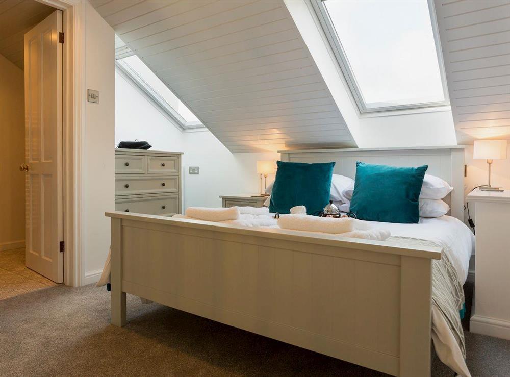 Double bedroom with en-suite at Garden Cottage, 