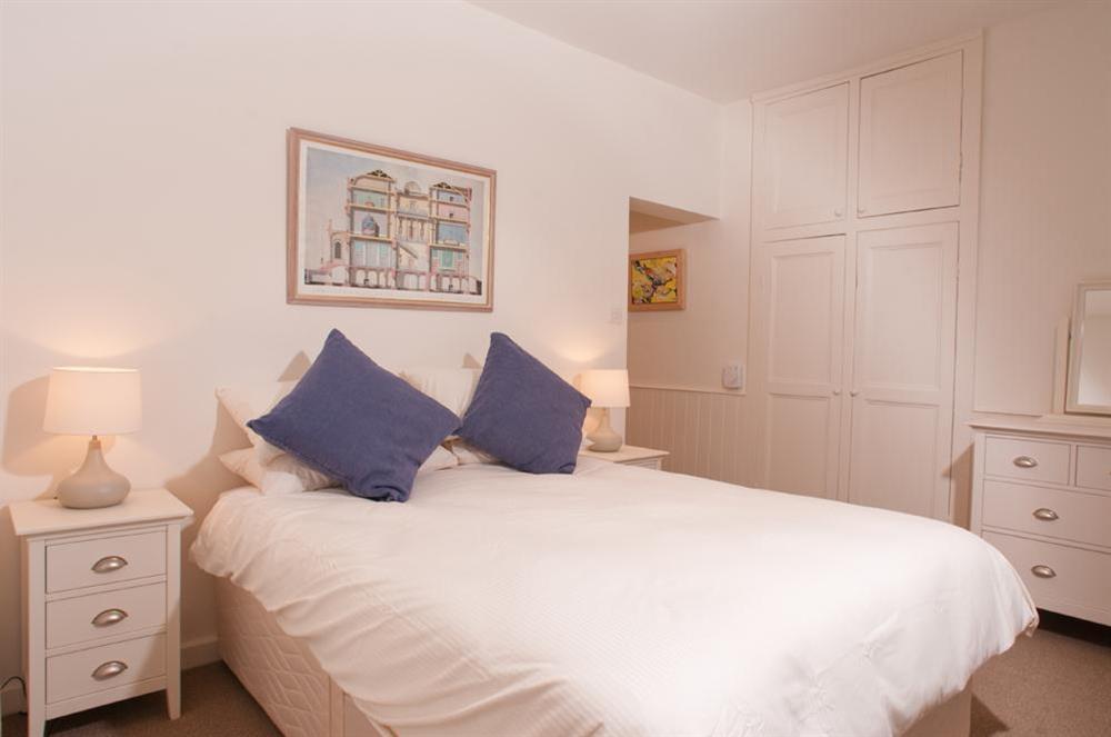 King-size bedroom with en suite shower room at Lower Fernlea in Devon Road, Salcombe