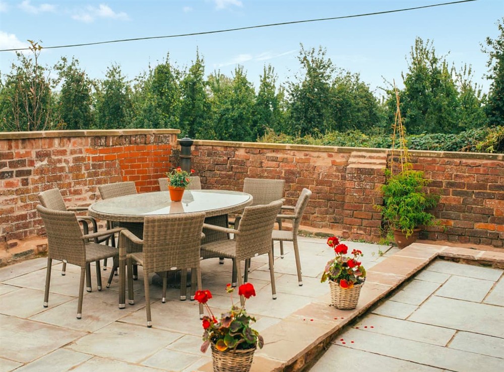 Outdoor eating area at Lower House Barn in Staunton-on-Wye, Herefordshire