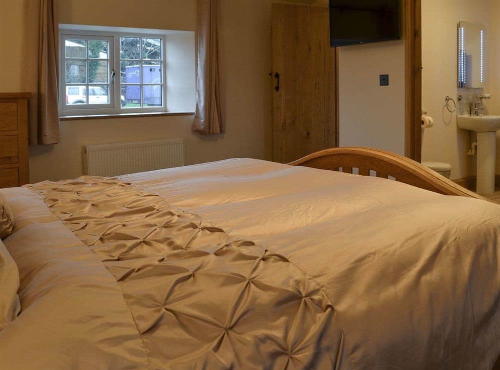 Comfortable double bedroom with En-suite (photo 2) at Lower Larkworthy in Ashwater, near Holsworthy, Devon