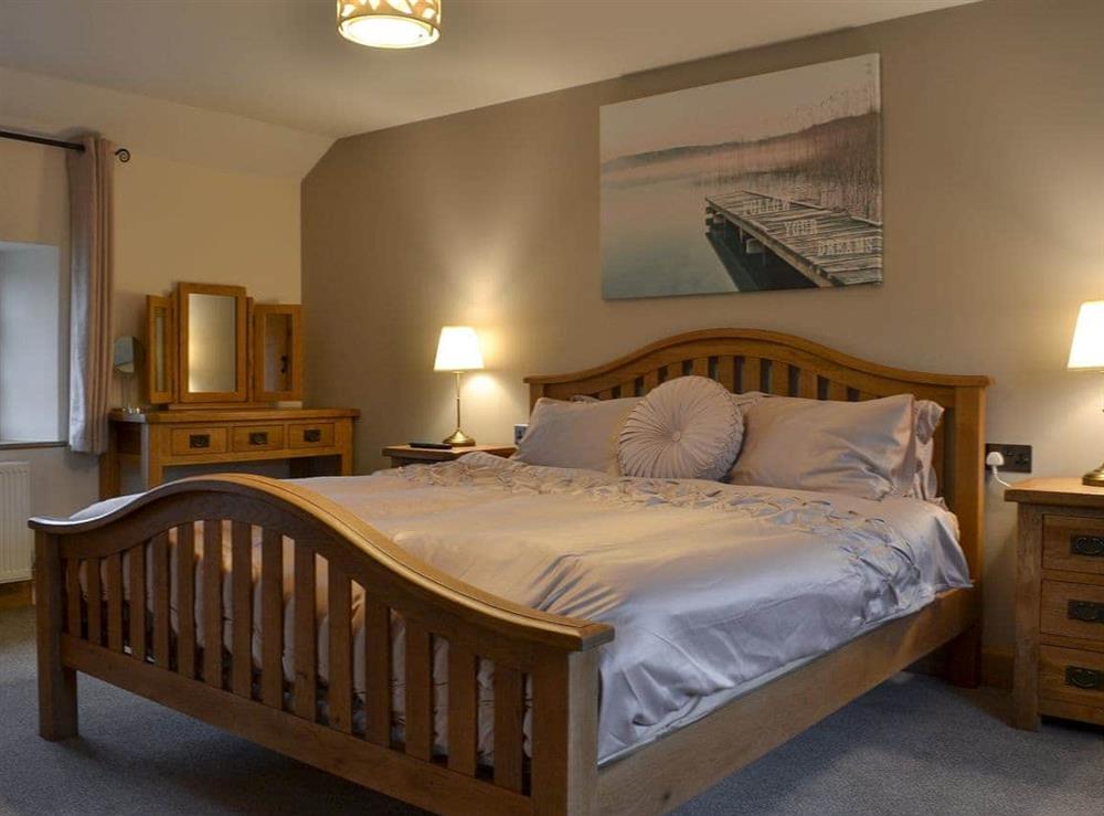 Comfortable double bedroom with En-suite at Lower Larkworthy in Ashwater, near Holsworthy, Devon