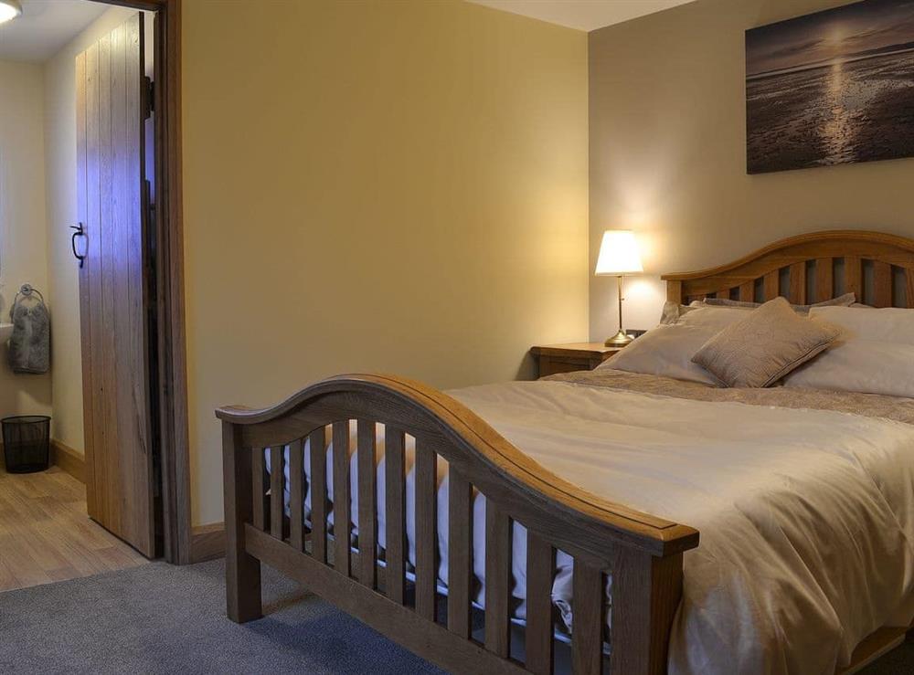 Cosy double bedroom wit En-suite at Lower Larkworthy in Ashwater, near Holsworthy, Devon
