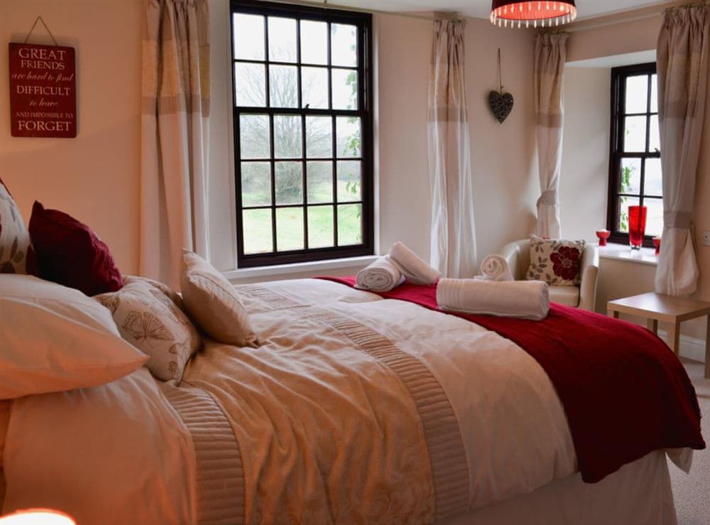 Kingsize bedroom with en-suite shower at The Farm House, 