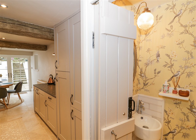The bathroom at Lower Pack Horse Cottage, Winchcombe