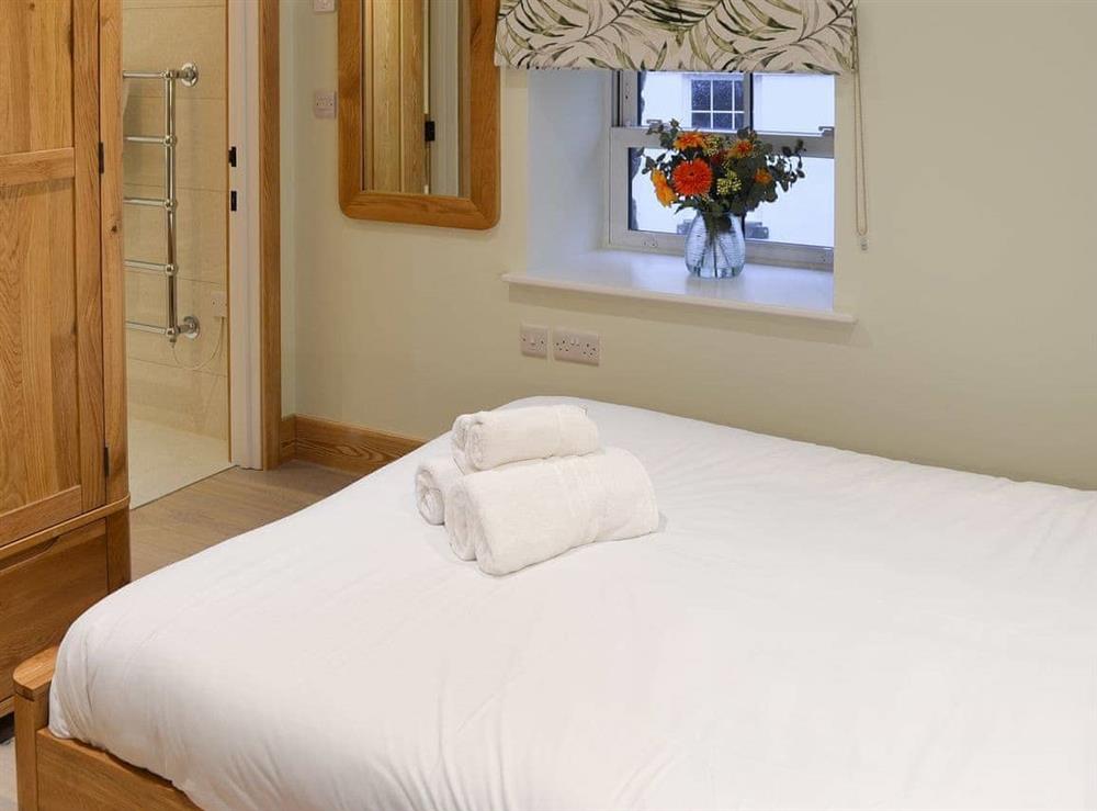 Double bedroom with en-suite at No 2 The Barn, 
