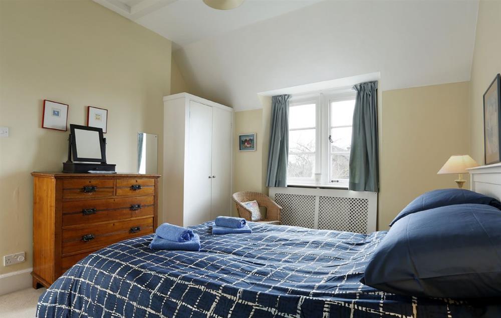 Comfortable bedroom with 4’6 double bed at Lowfields, Sarsden