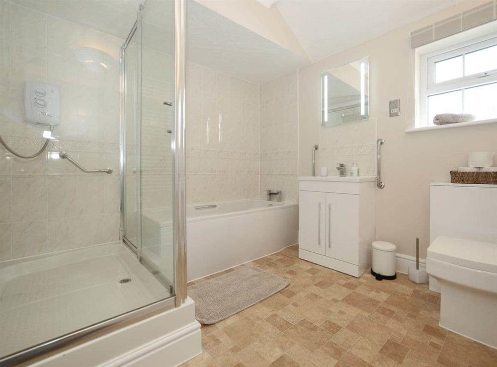 Well presented bathroom at Luckington Stables 1 in Newbury, near Shepton Mallet, Somerset