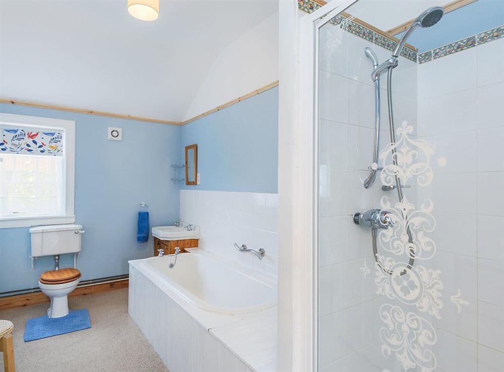 Family bathroom at Lucklaw Steading Cottage in Balmullo, near St Andrews, Fife