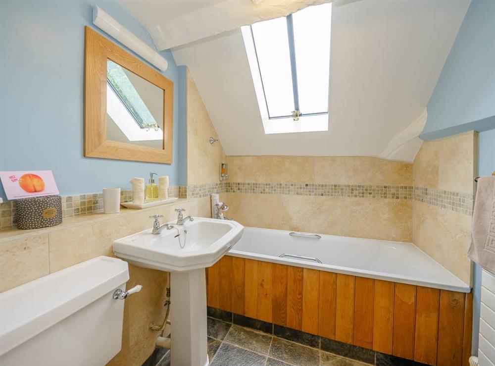 En-suite bathroom (photo 2) at Comus, 