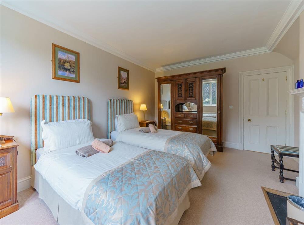 Peaceful twin bedroom at Prince Arthur & Catherine, 