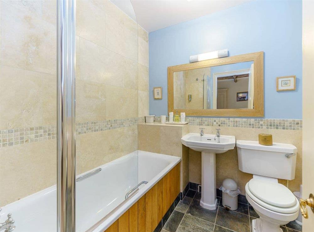 En-suite bathroom (photo 2) at Sir Henry Sidney, 