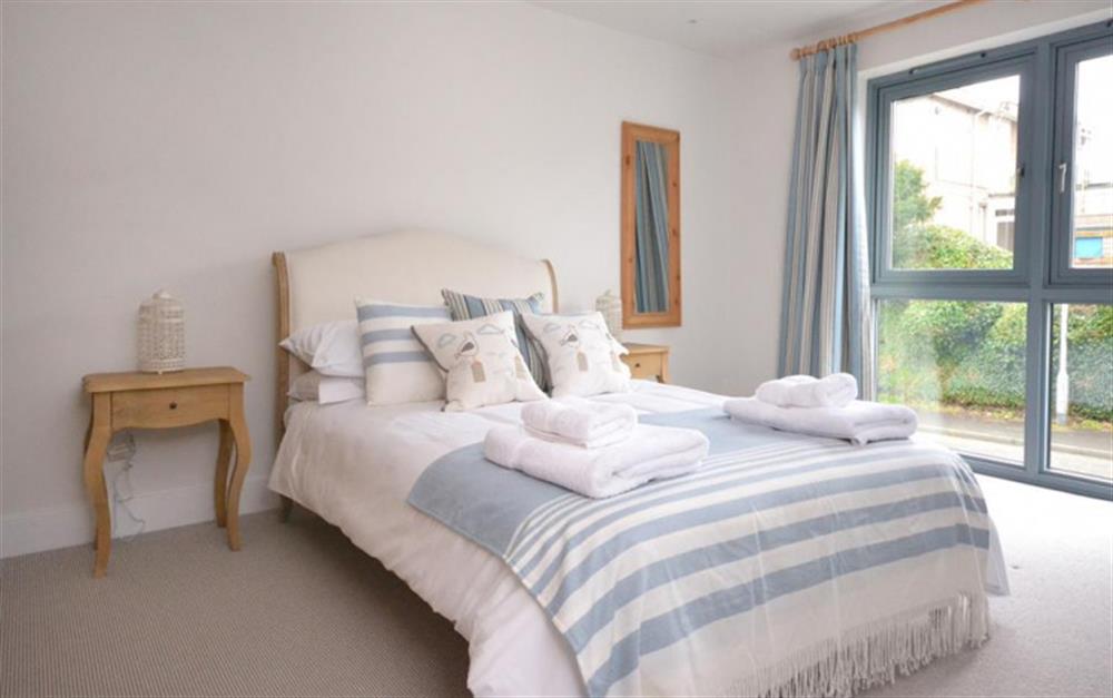 Bedroom 1 - The master bedroom with king size bed and en suite at Lundy in Salcombe