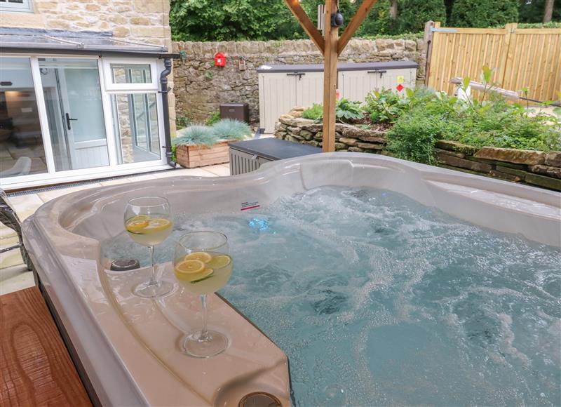 There is a swimming pool at Lydgate Cottage, Eyam