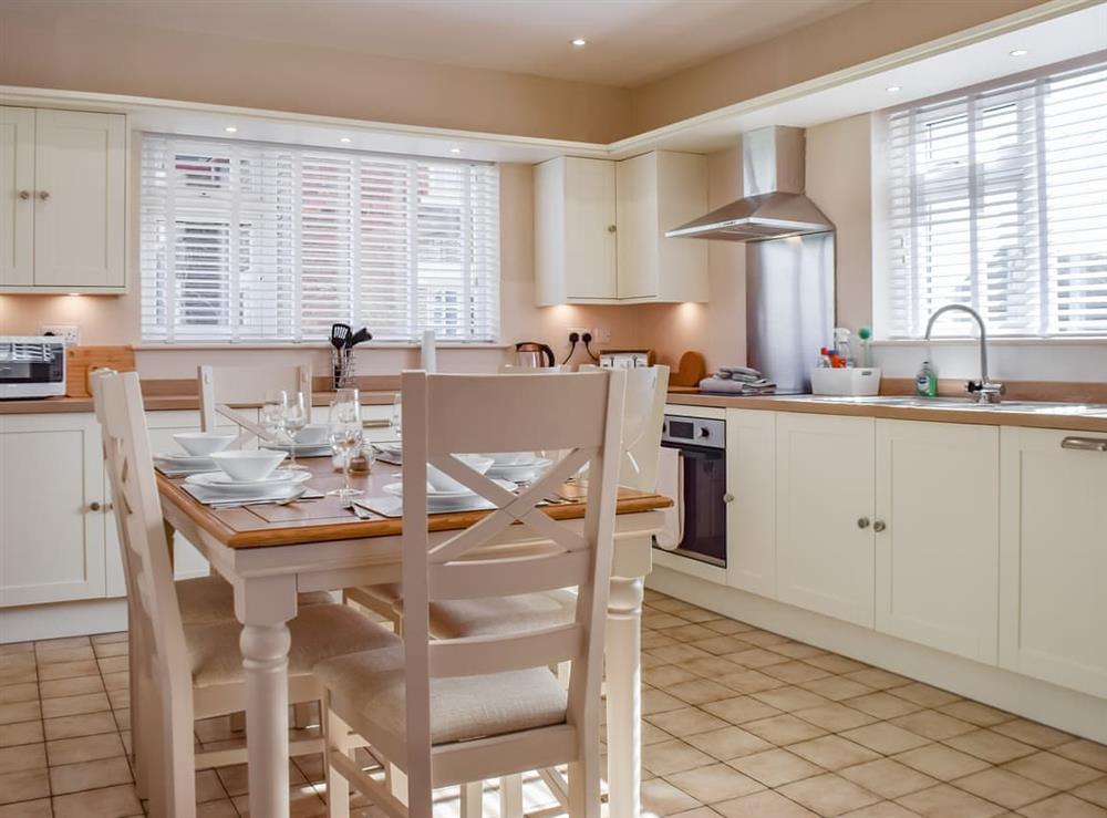 Kitchen/diner at Lyncroft Holiday Bungalow in Sandbach, Cheshire