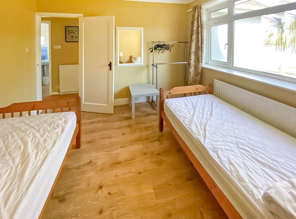 Twin bedroom at Lyndale in Brixham, Devon