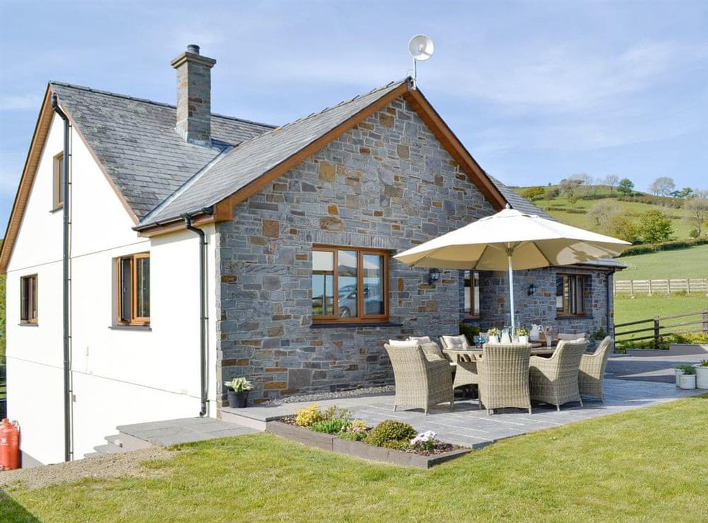 Beautiful holiday home at Maes Y Bryn Farmhouse in Llansadwrn, near Llandeilo, Dyfed