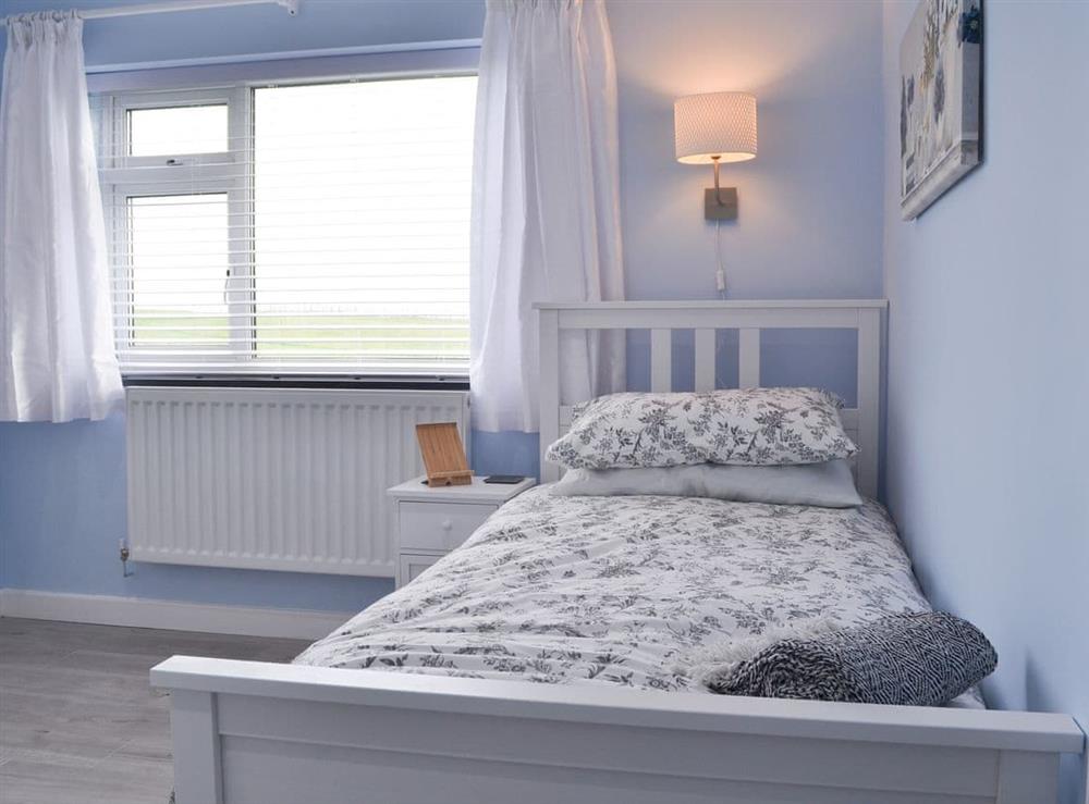Bright bedroom with twin beds at Maes y Mor in Criccieth, near Porthmadog, Gwynedd