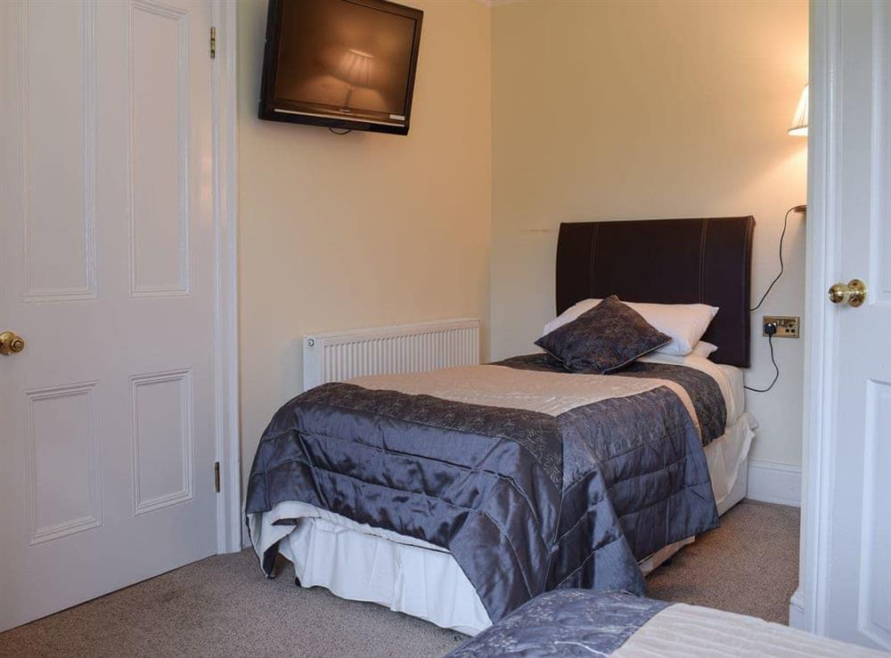 Twin bedroom with en-suite at Maesbangor Farmhouse, 