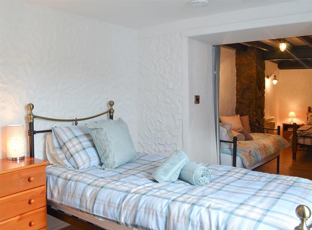 Cosy twin beds in the master suite at Kingfisher, 
