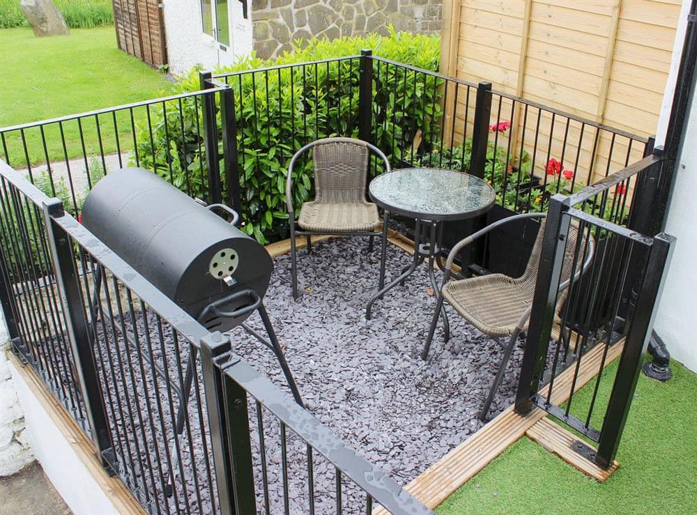 Courtyard with garden furniture at Kingfisher, 