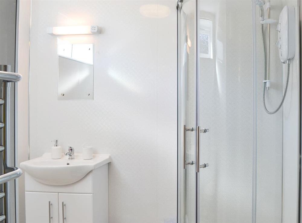 En-suite shower room for the double bedroom at Kingfisher, 
