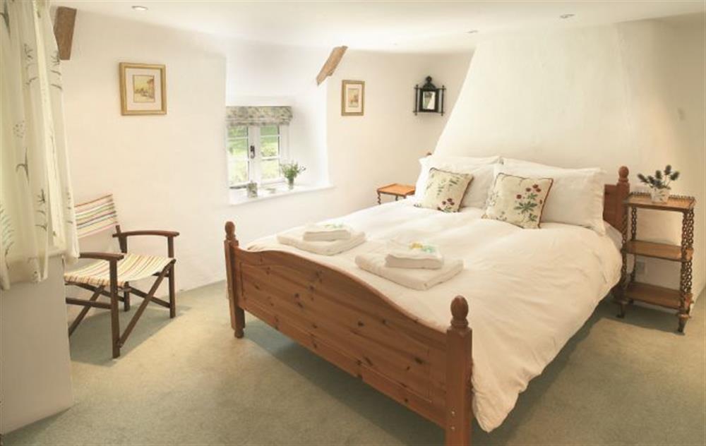 Spacious Master bedroom with double bed at Magna Cottage, Ashmore