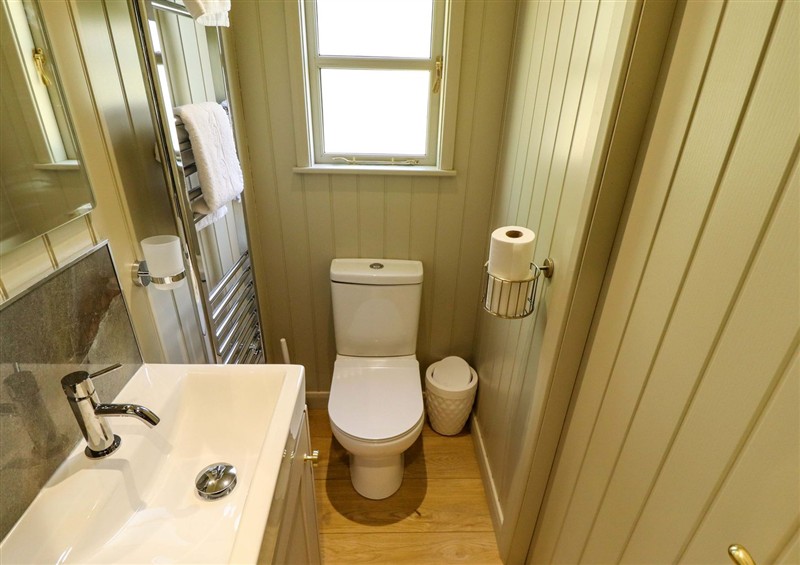The bathroom (photo 3) at Magnolia, Ashby-cum-Fenby near Waltham