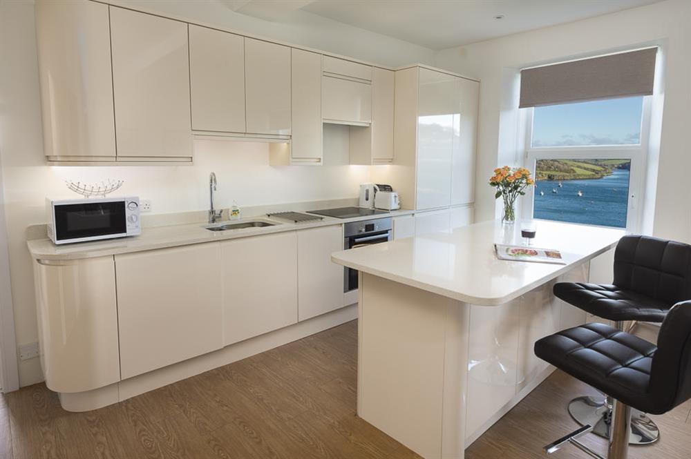 Modern, well equipped kitchen with central island and breakfast bar at Main Top Apartment in , Salcombe