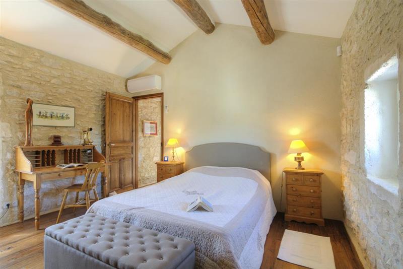 Double bedroom (photo 4) at Maison Coquette, Avignon, France