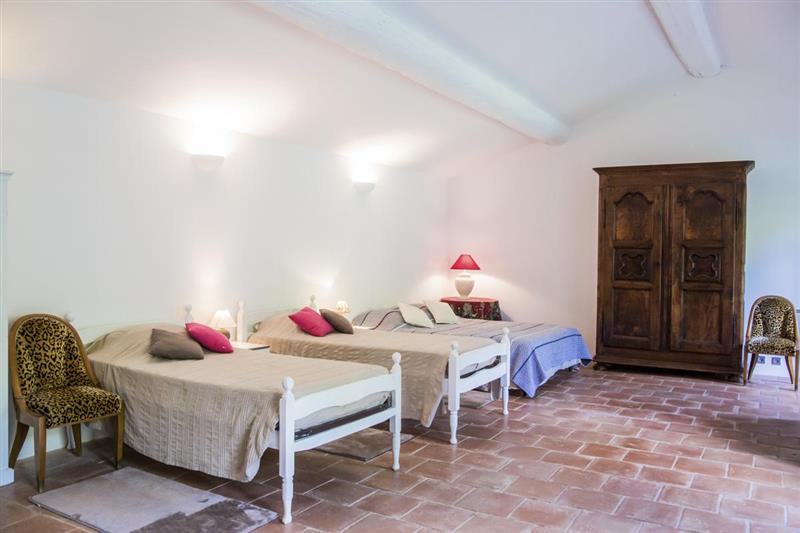 A large bedroom at Maison Des Cigales, Avignon, France