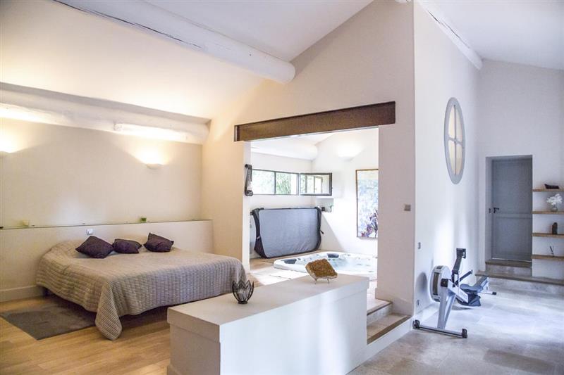 Double bedroom (photo 2) at Maison Des Cigales, Avignon, France