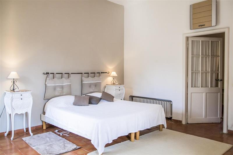 Double bedroom at Maison Des Cigales, Avignon, France