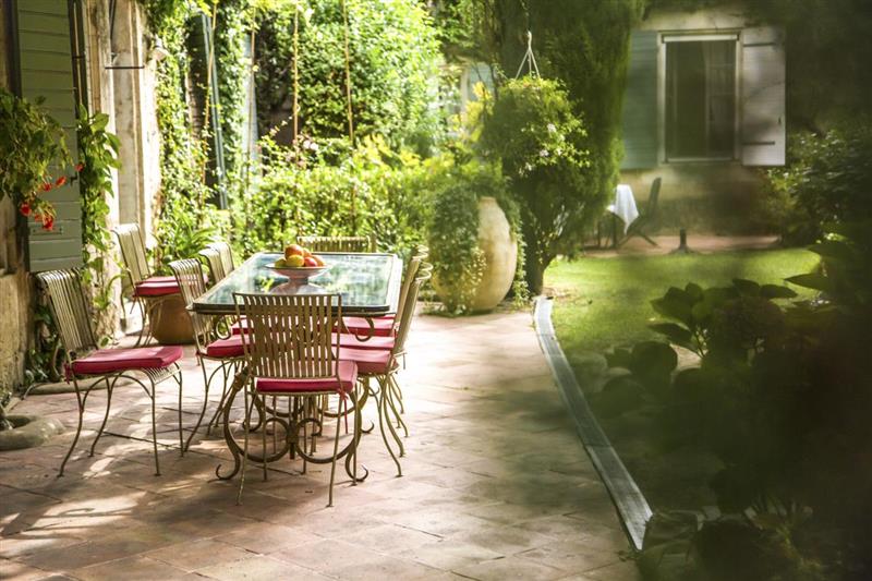 Outdoor dining at Maison Des Cigales, Avignon, France