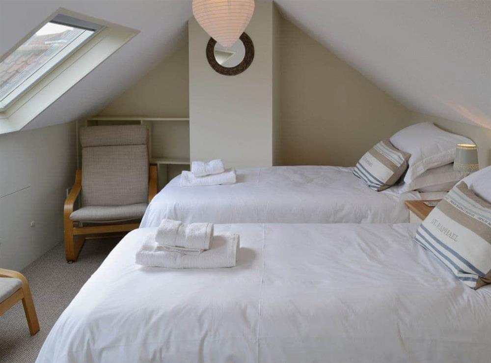 Twin bedroom (photo 2) at Maison du Quai in Cley-next-the-Sea, Norfolk