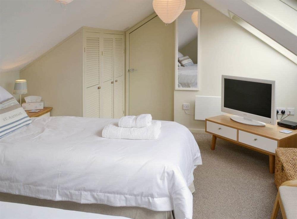 Twin bedroom (photo 3) at Maison du Quai in Cley-next-the-Sea, Norfolk
