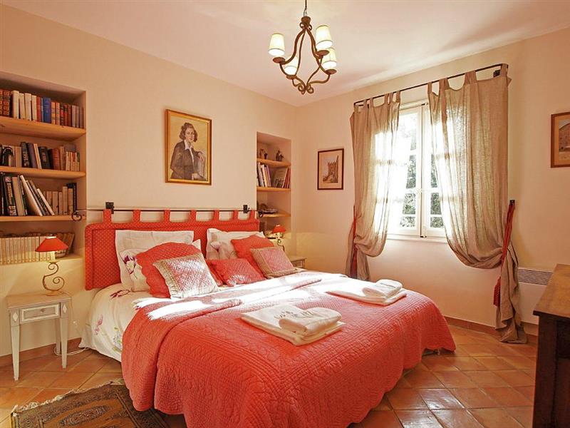 Double bedroom (photo 2) at Maison La Montagnette, Avignon, France