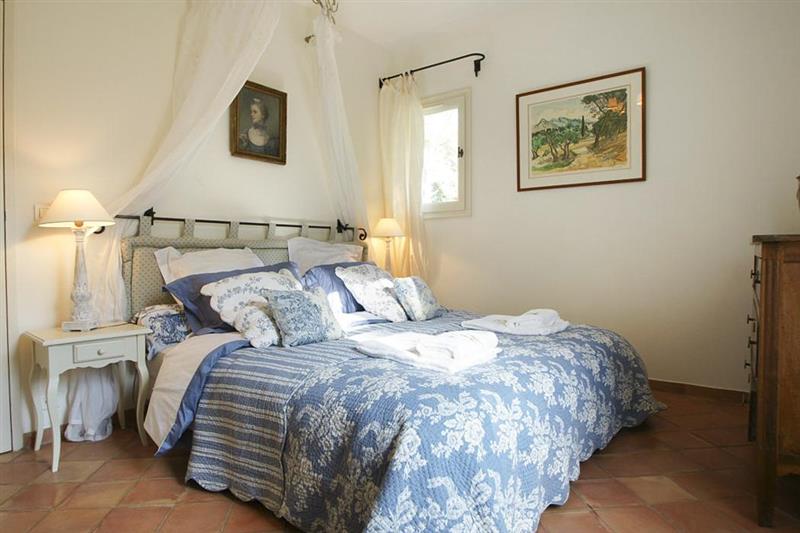 Double bedroom at Maison La Montagnette, Avignon, France