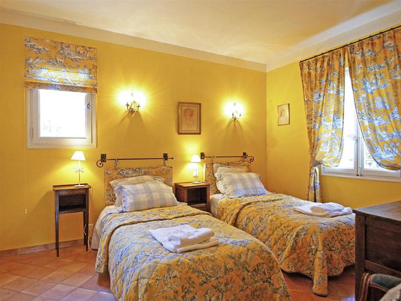 Twin bedroom (photo 2) at Maison La Montagnette, Avignon, France