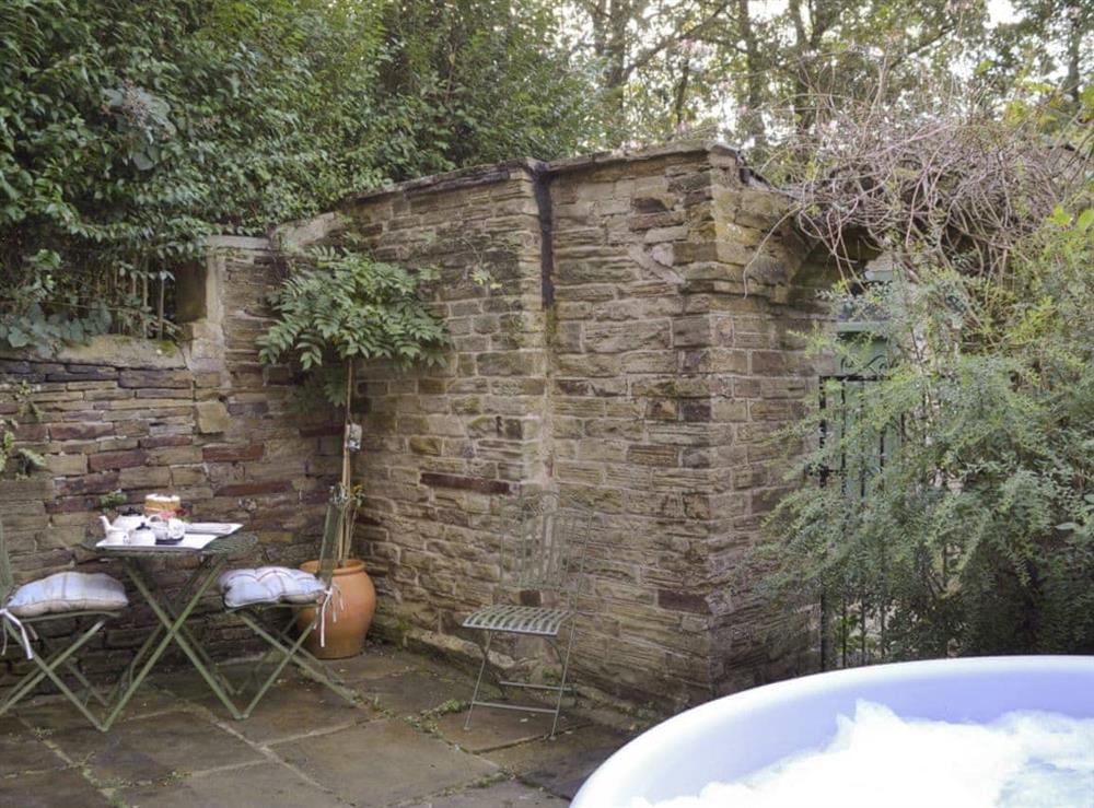 Courtyard with outdoor furniture at Mallard Cottage in Holmfirth, West Yorkshire