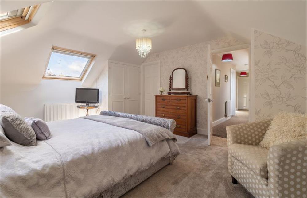 Master bedroom with en-suite shower room at Maltings Lodge, Chelsworth
