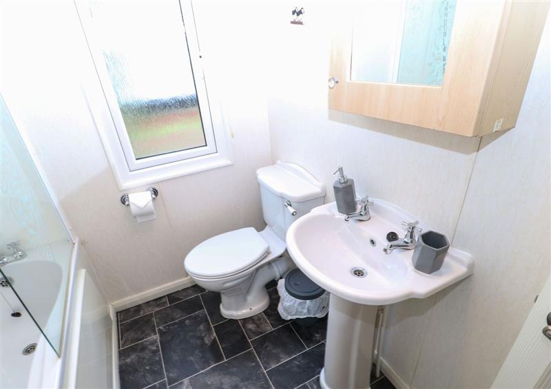 The bathroom at Manderine Lodge, Swarland near Felton