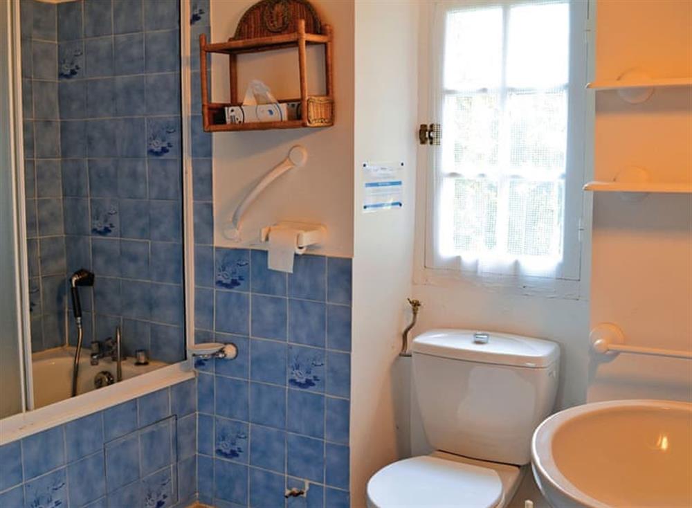 Bathroom (photo 2) at Manoir de Mombette in C&eacute;nac, Dordogne, France