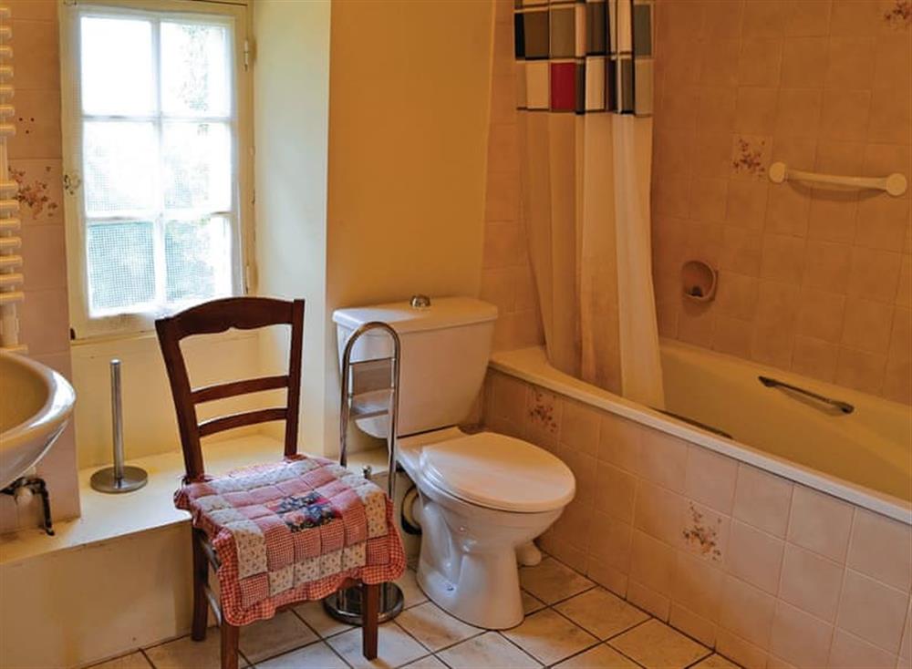 Bathroom (photo 3) at Manoir de Mombette in C&eacute;nac, Dordogne, France