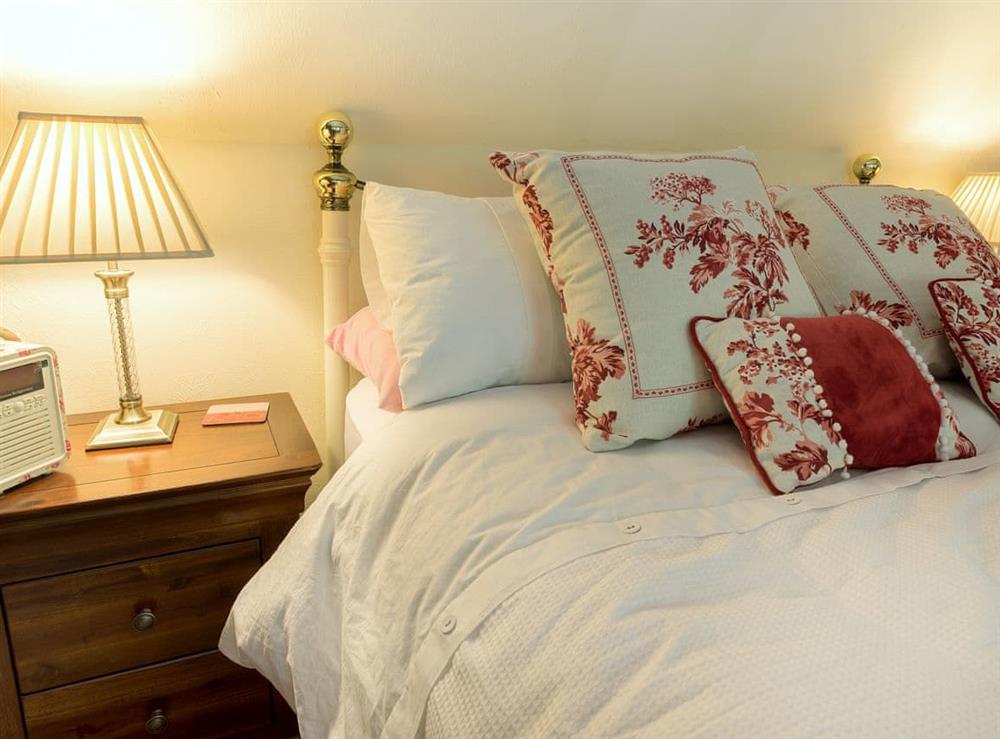 Beautifully presented double bedroom (photo 2) at Manor Cottage in Eckington, near Pershore, Worcestershire