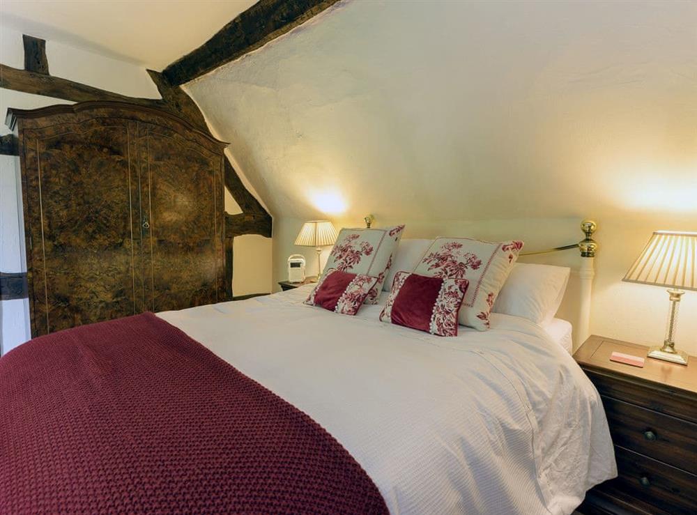 Beautifully presented double bedroom at Manor Cottage in Eckington, near Pershore, Worcestershire